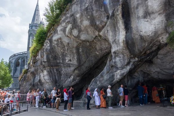 Redakcja Lipiec 2022 Lourdes Francja Grota Masabiel Jaskinia Skale Miejsce — Zdjęcie stockowe