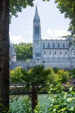 Lourdes, Hautes-Pyrenees, Fransa 'daki kilise kulesinin manzarası.
