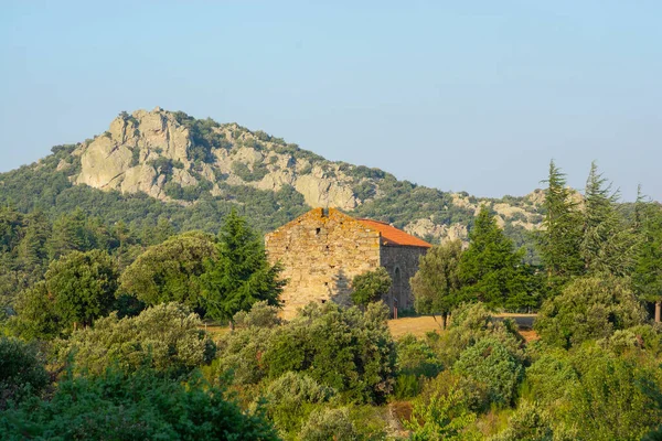 Άποψη Ενός Όμορφου Ορεινού Τοπίου Και Ενός Μοναχικού Εγκαταλελειμμένου Σπιτιού — Φωτογραφία Αρχείου