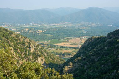 Güzel bir dağ manzarası ve Pireneler, Fransa 'da bir nehir manzarası