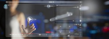 İnternet Konsepti 'nde video yayını. İş kadını, oyun düğmesi simgesi olan multimedya oynatıcısı ile modern bilgisayar sanal ekranında çevrimiçi film veya TV dizisi izliyor..