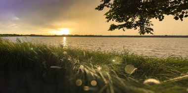 Gölde gün batımı.