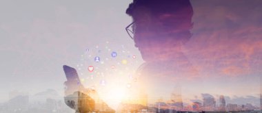 Akıllı telefon kullanan kadınların elleri çift pozlama ve simge sosyal medya teknolojisini göster. Şehir ve dağ arkaplanı.