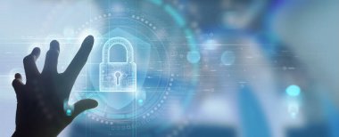 Siber güvenlik ve veri koruması. Sanal ağ bağlantısı olan iş ve mali verileri koruyan modern bilgisayar kullanan bir iş adamı. Yenilik teknolojisi akıllı bir çözüm geliştirir.