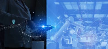 Fabrika Kadın Endüstriyel Mühendisi akıllı fabrika endüstrisinde otomasyon robot silah makinesiyle çalışıyor..