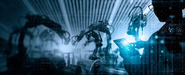 Завод Женский промышленный инженер работает с роботом автоматизации оружейной машины на интеллектуальном заводе промышленной на программное обеспечение системы мониторинга в реальном времени..