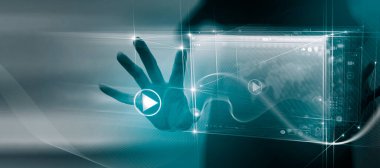 İnternet Konsepti 'nde video yayını. İş kadını, oyun düğmesi simgesi olan multimedya oynatıcısı ile modern bilgisayar sanal ekranında çevrimiçi film veya TV dizisi izliyor.