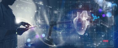 Kardiyolog doktor ccontrol robotik serumu elektronik tıbbi kayıtları rapor ediyor ve hastanın kalp fonksiyonlarını dijital tablet üzerinde inceliyor.