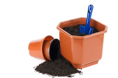 saksı toprağı ve kürek üzerinde beyaz izole
