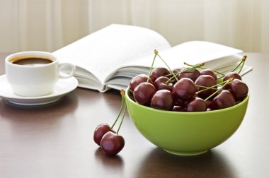 tatlı kiraz, fincan kahve ve kitap