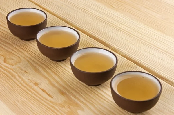 Tazas de té tradicionales chinas con té verde —  Fotos de Stock