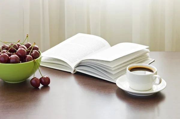 Zoete kersen, kopje koffie en boek — Stockfoto