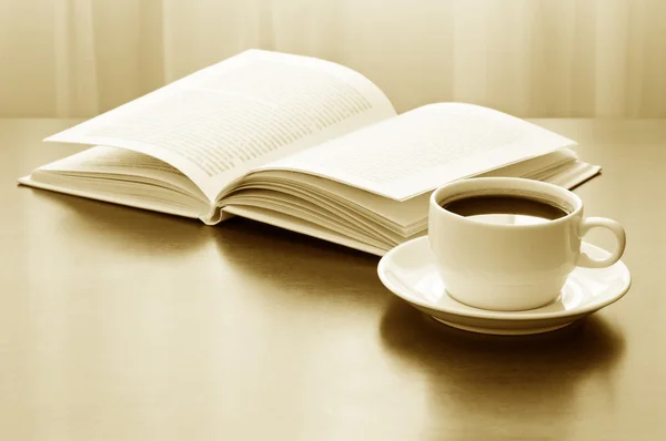 Xícara de café e livro aberto — Fotografia de Stock