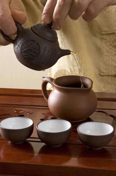 Mistrz wylewanie herbaty podczas tradycyjnej ceremonii herbaty chińskie — Zdjęcie stockowe