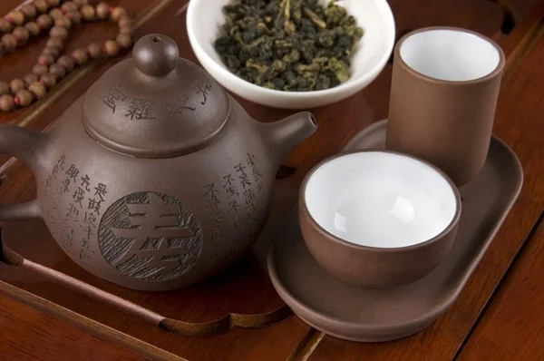 Thé et théière pour la cérémonie du thé chinois — Photo