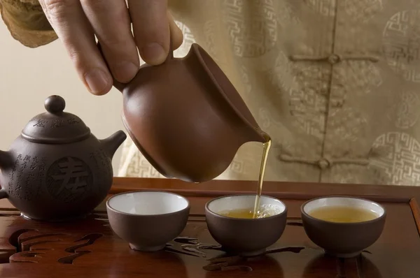 Mestre derramando chá durante a cerimônia tradicional do chá chinês — Fotografia de Stock