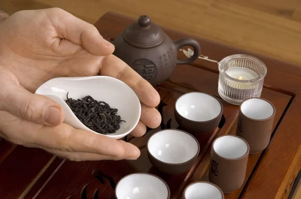 Thé entre les mains du maître de cérémonie du thé gros plan . — Photo