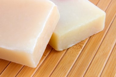 Bambu üzerine doğal lavanta sabunu.