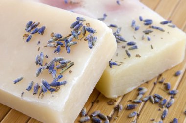 doğal sabun ve lavanta çiçekleri bambu kurutulmuş