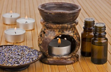 Aromaterapi yağlar ve kurutulmuş lavanta ile lamba