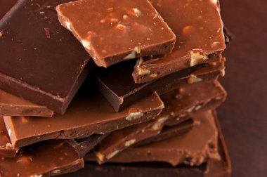 farklı çeşit çikolata yığın