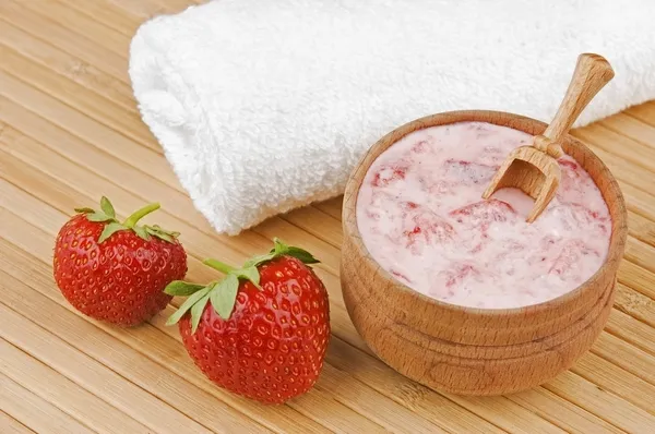 Maschera facciale fatta in casa di fragola e crema — Foto Stock