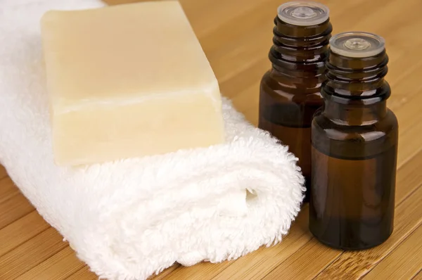 Natuurlijke lichaamsverzorging, spa producten: organische lavendel zeep en aroma oliën — Stockfoto