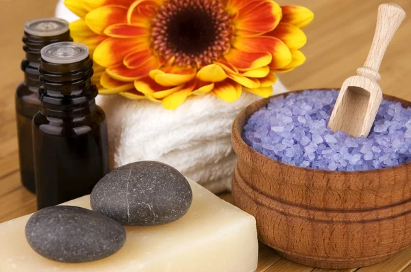 自然的身体护理概念： 有机肥皂，熏衣草海盐、 芳香油安排与花和卵石上竹 — 图库照片