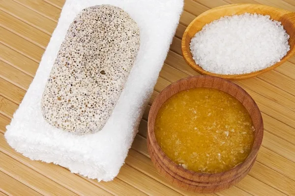 Exfoliante casero de la piel (exfoliante de la piel) de sal marina y miel —  Fotos de Stock