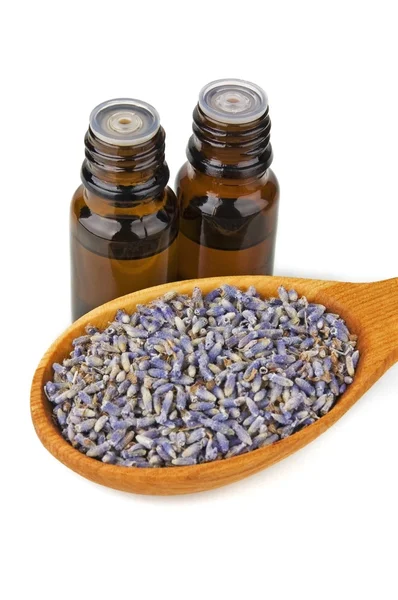 Aromaterapioljor och torkade lavendel blommor i trä sked — Stockfoto