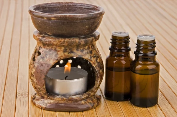 Aromatherapie lamp en oliën op bamboe — Stockfoto