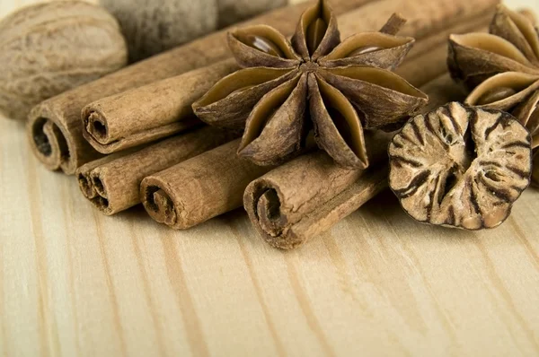 Palitos de canela, noz-moscada e estrelas de anis — Fotografia de Stock