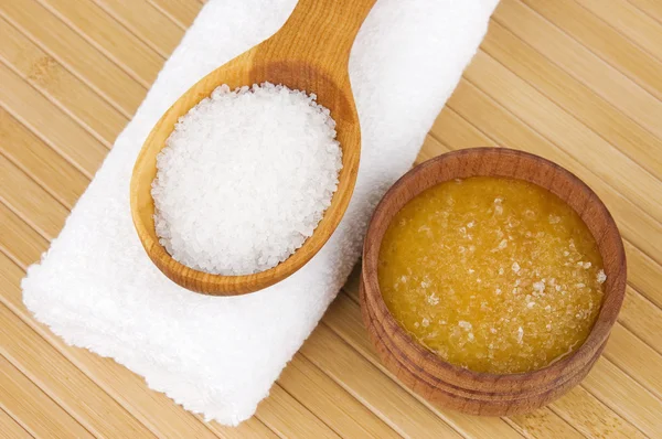 Pelle fatta in casa esfoliante (scrub cutaneo) di sale marino e miele — Foto Stock