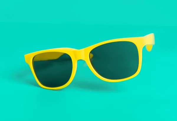 Żółte Okulary Niebieskim Tle — Zdjęcie stockowe