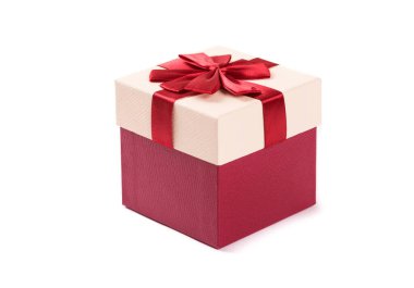 Kırmızı hediye kutusu beyaz arkaplanda izole edildi.