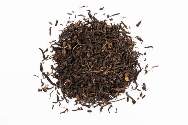 Beyaz arkaplanda izole edilmiş çay yapraklarının üst görünümü