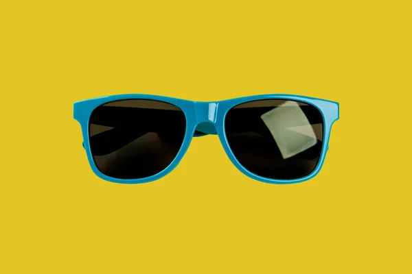 Lunettes Soleil Bleues Sur Fond Jaune — Photo