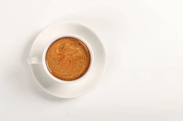 Beyaz Arka Planda Izole Edilmiş Beyaz Seramik Bardakta Kahve Latte — Stok fotoğraf
