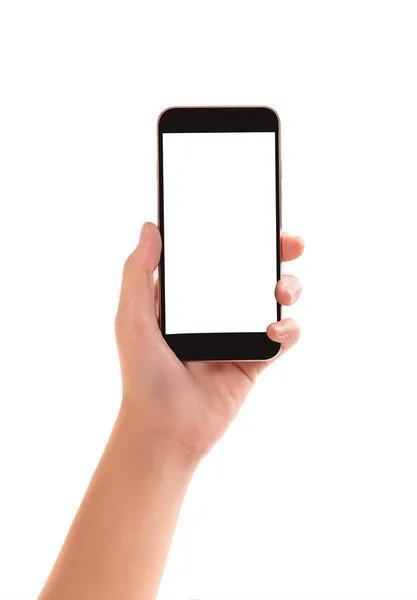 Beyaz arka planda boş ekranı olan siyah akıllı telefonu tutan genç bir kadın..