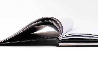 Beyaz arka planda boş kitap aç
