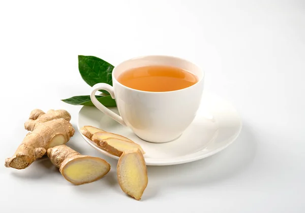 Herbata Imbirowa Plasterkiem Imbiru Białym Ceramicznym Szczeniaku Izolowanym Białym Tle — Zdjęcie stockowe