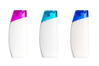 İzole edilmiş arka planda boş şampuan plastik şişeleri.