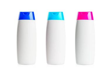 İzole edilmiş arka planda boş şampuan plastik şişeleri.