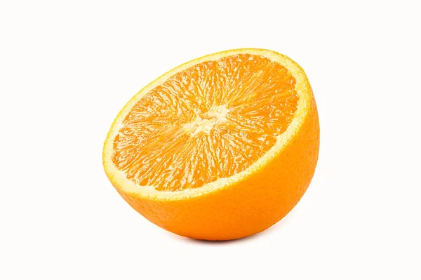 Färsk Orange Med Skuren Mitten Isolerad Vit Bakgrund — Stockfoto