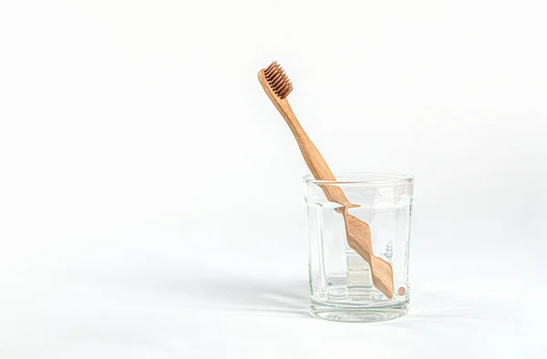 Bamboe Tandenborstel Kristalglas Geïsoleerd Witte Achtergrond — Stockfoto