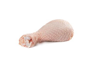 Çiğ tavuk bacağı beyaz arkaplanda izole.