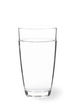 Beyaz arkaplanda izole edilmiş camdaki saf suya yaklaş