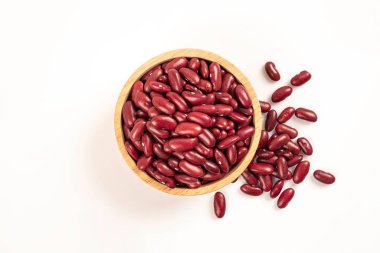 Beyaz arka planda izole edilmiş ahşap kasede kırmızı fasulye manzarası