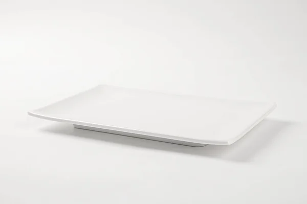 空白の白いセラミック皿 白い背景に隔離されたプレート — ストック写真