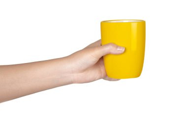 Beyaz arka planda sarı seramik bardağı tutan kadın.